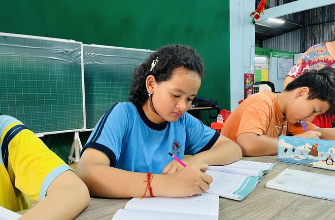 Lớp học tình thương ở Bình Trưng Đông, chuyện phi thường của ngoại Thủy- Ảnh 3. Lớp học tình thương ở Bình Trưng Đông, chuyện phi thường của ngoại Thủy- Ảnh 3.