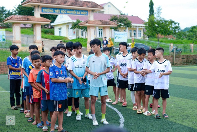 Bát cháo đêm ấm lòng của Sài Gòn Thương 'không cho cái mình có'- Ảnh 14.