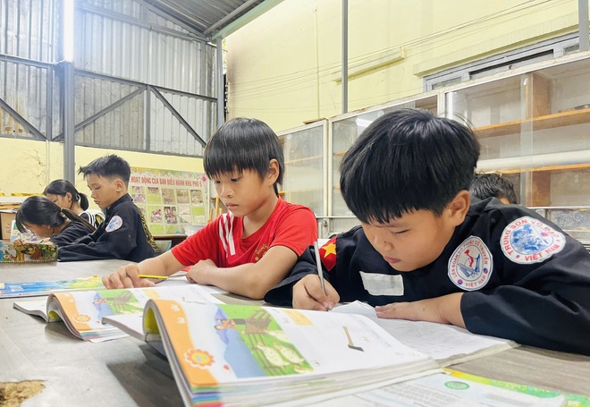 Lớp học tình thương ở Bình Trưng Đông, chuyện phi thường của ngoại Thủy- Ảnh 4. Lớp học tình thương ở Bình Trưng Đông, chuyện phi thường của ngoại Thủy- Ảnh 4.