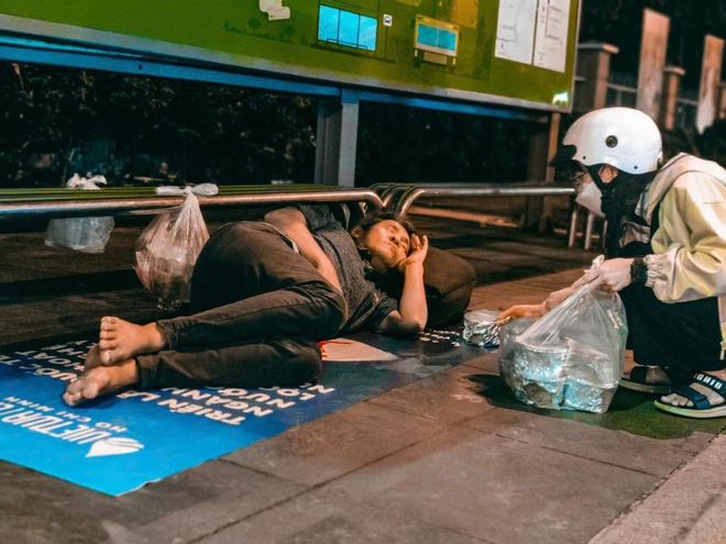 Bát cháo đêm ấm lòng của Sài Gòn Thương 'không cho cái mình có'- Ảnh 10.