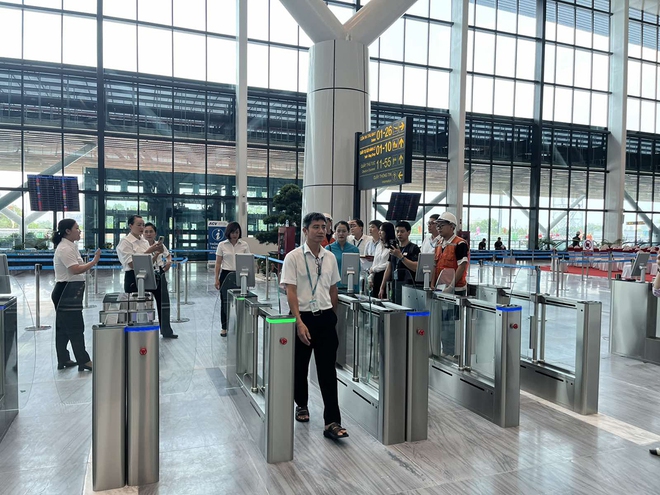 Vietnam Airlines tiên phong ứng dụng định danh, xác thực điện tử trong thủ tục bay - Ảnh 4.