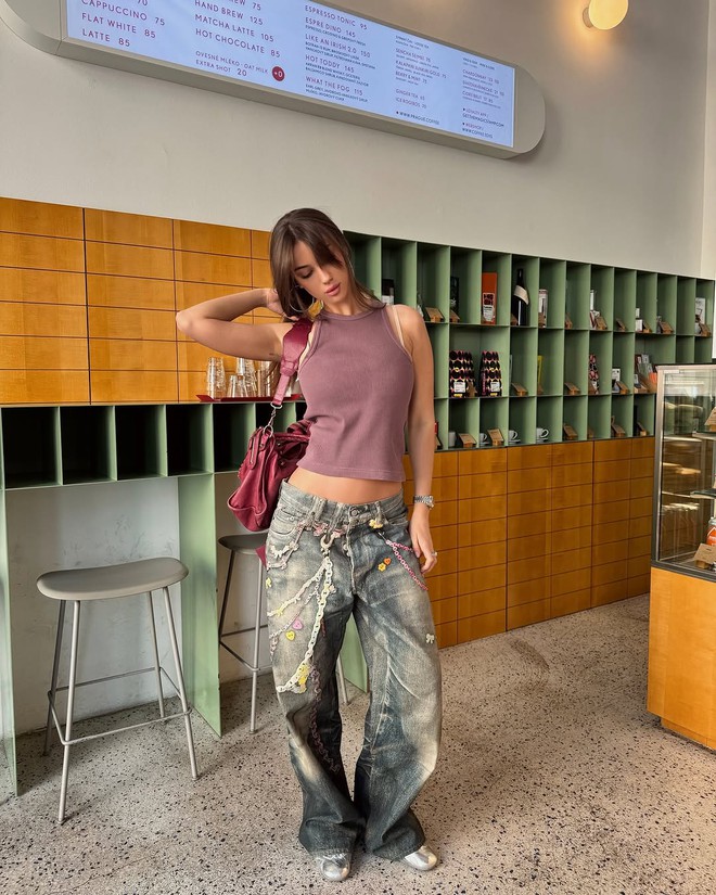 Xu hướng đeo charm cho quần jeans nở rộ trong mùa hè 2025- Ảnh 7. Xu hướng đeo charm cho quần jeans nở rộ trong mùa hè 2025- Ảnh 7.
