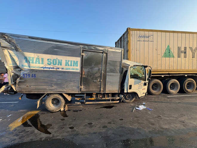Tai nạn liên hoàn container 'kẹp' xe tải trên cầu Phú Mỹ- Ảnh 2.