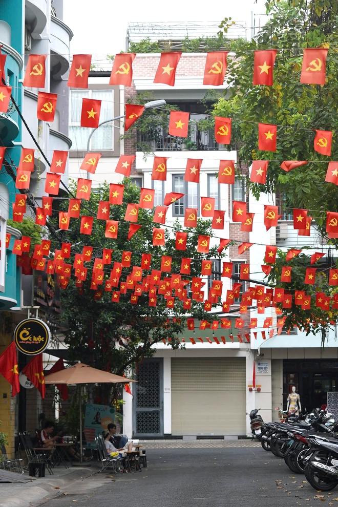 Nhiều chung cư ở TP.HCM đồng loạt treo cờ mừng 50 năm đất nước thống nhất - Ảnh 2.