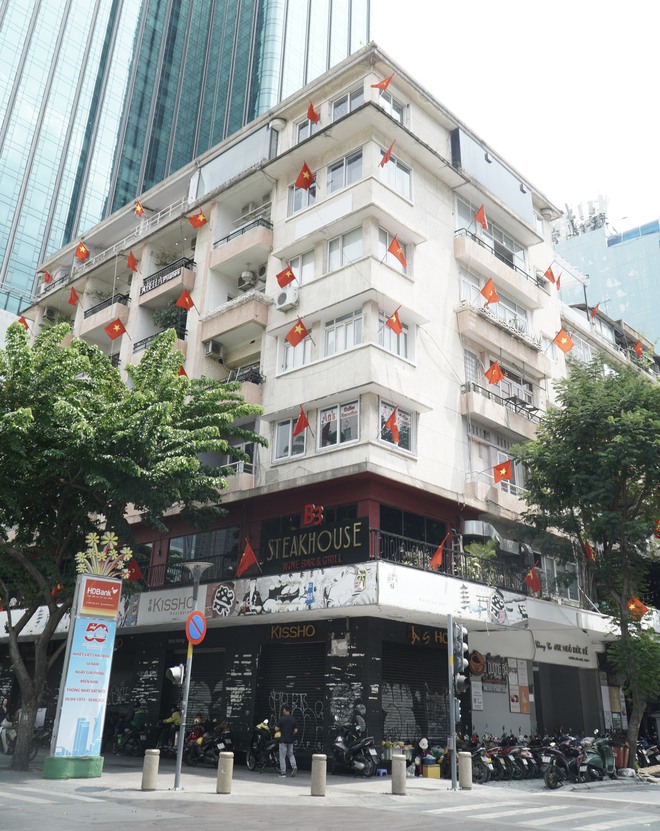 Nhiều chung cư ở TP.HCM đồng loạt treo cờ mừng 50 năm đất nước thống nhất - Ảnh 4.