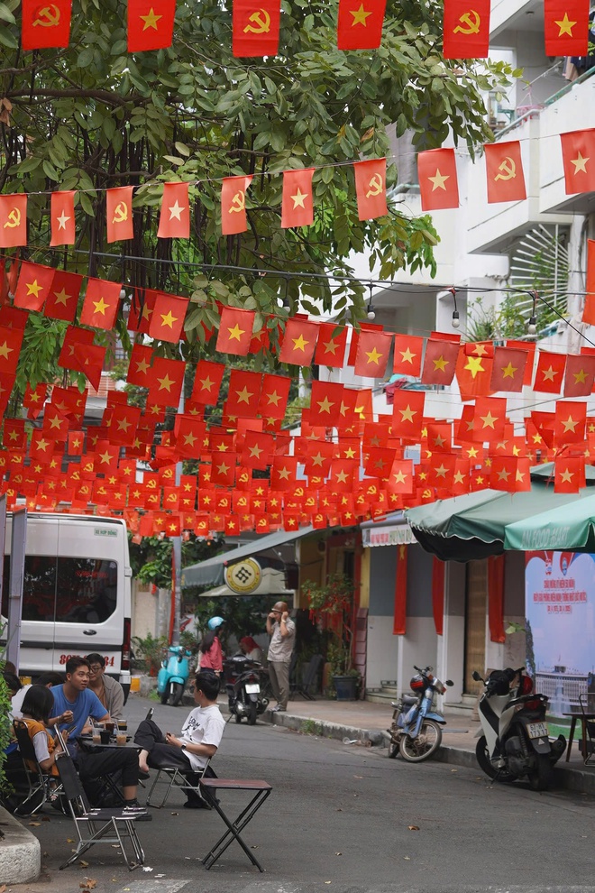 Nhiều chung cư ở TP.HCM đồng loạt treo cờ mừng 50 năm đất nước thống nhất - Ảnh 3.