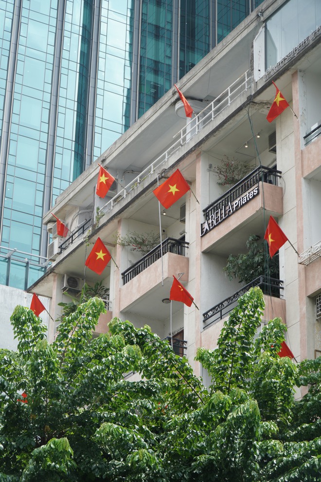 Nhiều chung cư ở TP.HCM đồng loạt treo cờ mừng 50 năm đất nước thống nhất - Ảnh 5.