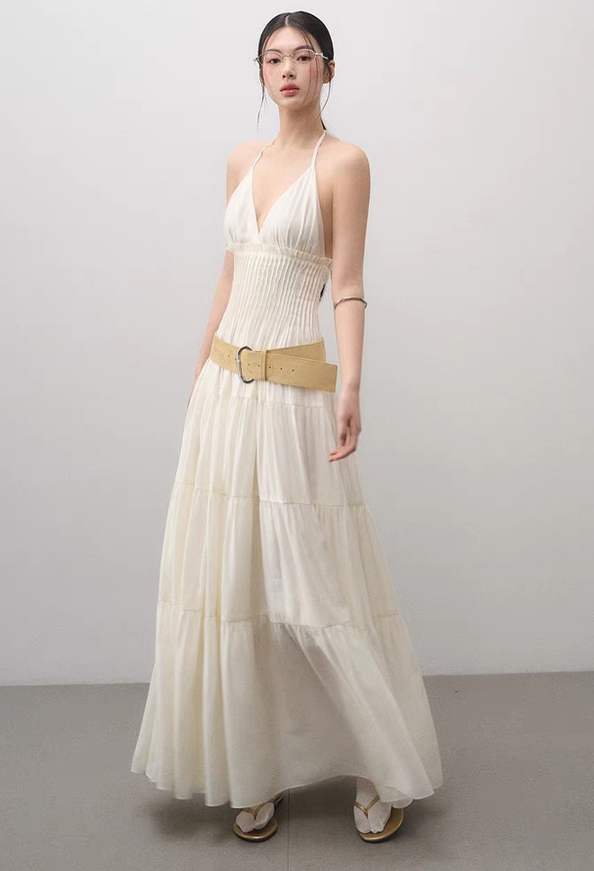 Váy maxi cổ yếm, váy midi suông... điểm nhấn thu hút cho phong cách mùa hạ- Ảnh 5. Váy maxi cổ yếm, váy midi suông... điểm nhấn thu hút cho phong cách mùa hạ- Ảnh 5.