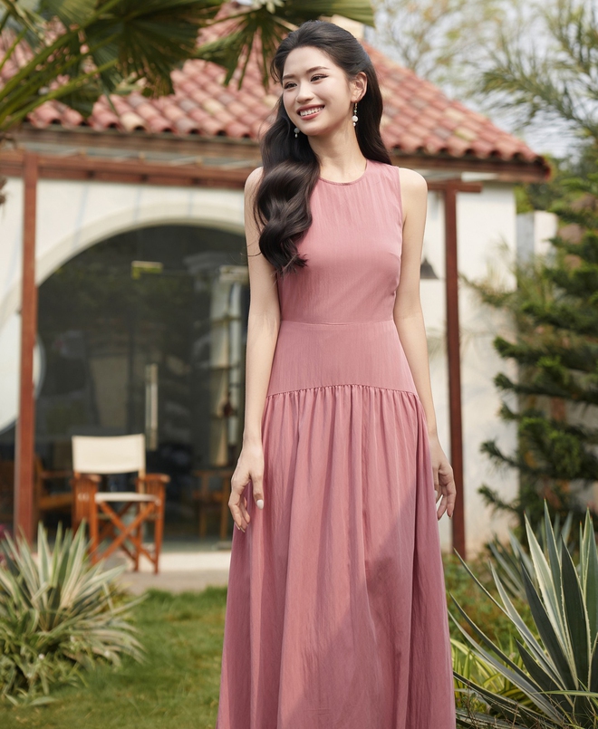Váy maxi cổ yếm, váy midi suông... điểm nhấn thu hút cho phong cách mùa hạ- Ảnh 10. Váy maxi cổ yếm, váy midi suông... điểm nhấn thu hút cho phong cách mùa hạ- Ảnh 10.