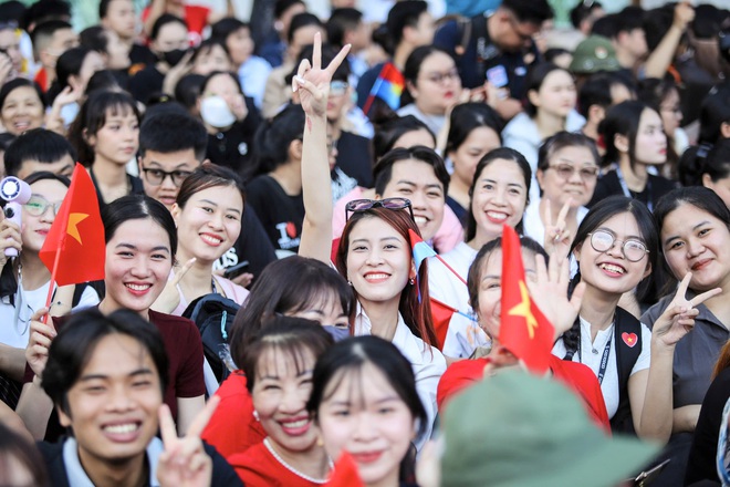 Người dân đổ về trung tâm TP.HCM, chọn chỗ 'xịn' để xem hợp luyện diễu binh - Ảnh 5.