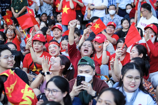 Người dân đổ về trung tâm TP.HCM, chọn chỗ 'xịn' để xem hợp luyện diễu binh - Ảnh 7.
