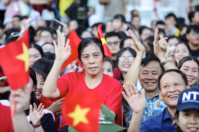 Người dân đổ về trung tâm TP.HCM, chọn chỗ 'xịn' để xem hợp luyện diễu binh - Ảnh 6.