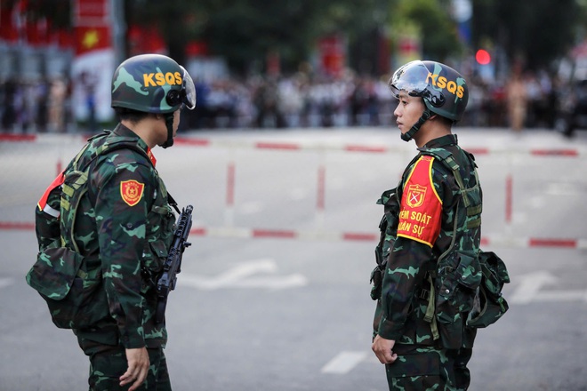 Người dân đổ về trung tâm TP.HCM, chọn chỗ 'xịn' để xem hợp luyện diễu binh - Ảnh 18.