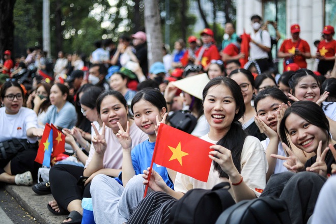 Người dân đổ về trung tâm TP.HCM, chọn chỗ 'xịn' để xem hợp luyện diễu binh - Ảnh 14.