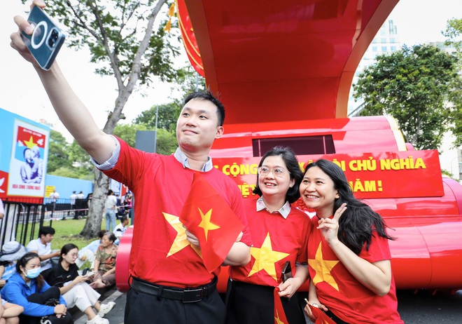 Người dân đổ về trung tâm TP.HCM, chọn chỗ 'xịn' để xem hợp luyện diễu binh - Ảnh 4.