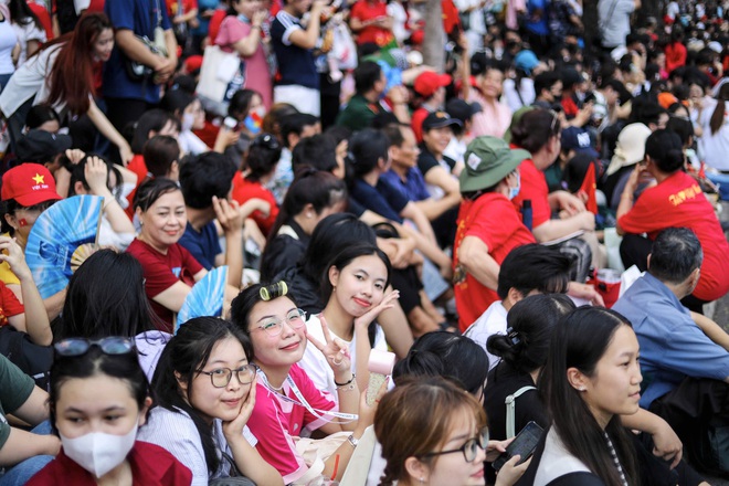 Người dân đổ về trung tâm TP.HCM, chọn chỗ 'xịn' để xem hợp luyện diễu binh - Ảnh 13.