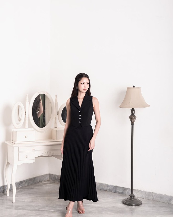 Vẻ đẹp quyến rũ của những chiếc đầm đen dự tiệc- Ảnh 4. Vẻ đẹp quyến rũ của những chiếc đầm đen dự tiệc- Ảnh 4.