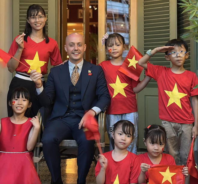 Anh T&acirc;y tặng nước c&aacute;c chiến sĩ chuẩn bị lễ diễu binh, diễu h&agrave;nh 30.4 l&agrave; ai? - Ảnh 3.