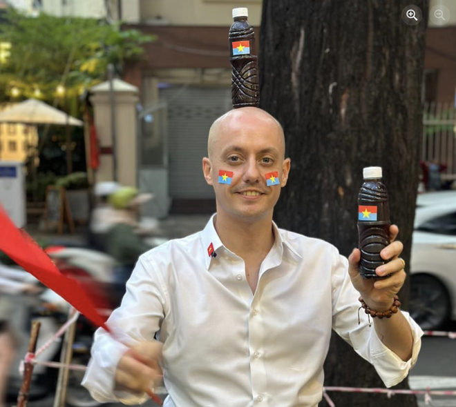 Anh T&acirc;y tặng nước c&aacute;c chiến sĩ chuẩn bị lễ diễu binh, diễu h&agrave;nh 30.4 l&agrave; ai? - Ảnh 2.