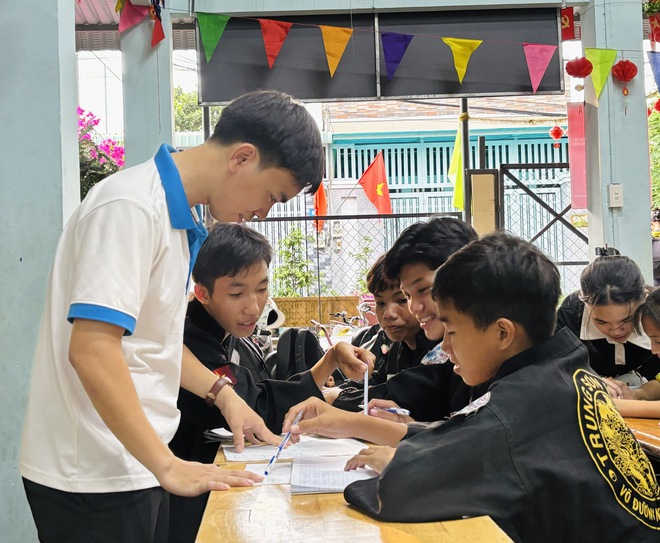 Có một người thầy kiên trì thắp sáng ước mơ cho những đứa trẻ nghèo Có một người thầy kiên trì thắp sáng ước mơ cho những đứa trẻ nghèo