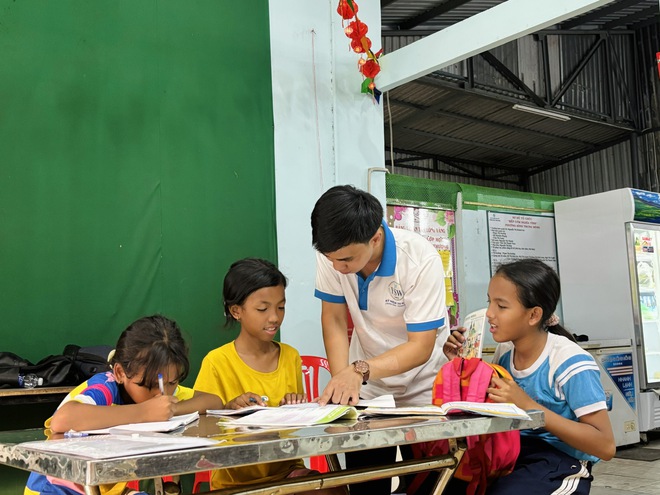 Có một người thầy kiên trì thắp sáng ước mơ cho những đứa trẻ nghèo- Ảnh 5. Có một người thầy kiên trì thắp sáng ước mơ cho những đứa trẻ nghèo- Ảnh 5.