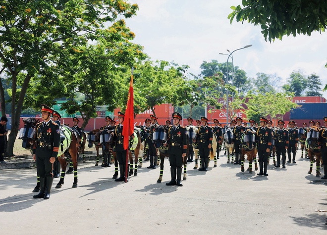 Anh Nguyễn Minh Triết thăm lực lượng CSCĐ kỵ binh tham gia diễu hành 30.4- Ảnh 1.