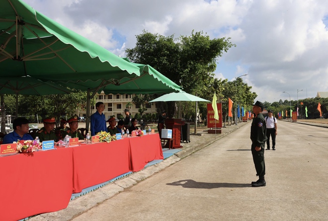 Anh Nguyễn Minh Triết thăm lực lượng CSCĐ kỵ binh tham gia diễu hành 30.4- Ảnh 2.