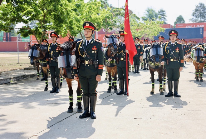 Anh Nguyễn Minh Triết thăm lực lượng CSCĐ kỵ binh tham gia diễu hành 30.4- Ảnh 3.