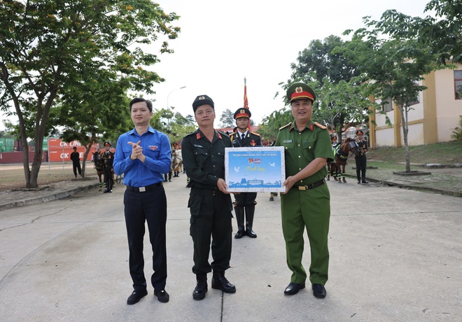 Anh Nguyễn Minh Triết thăm lực lượng CSCĐ kỵ binh tham gia diễu hành 30.4- Ảnh 7.
