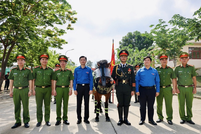 Anh Nguyễn Minh Triết thăm lực lượng CSCĐ kỵ binh tham gia diễu hành 30.4- Ảnh 5.