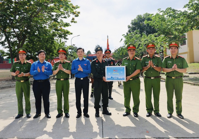 Anh Nguyễn Minh Triết thăm lực lượng CSCĐ kỵ binh tham gia diễu hành 30.4- Ảnh 6.