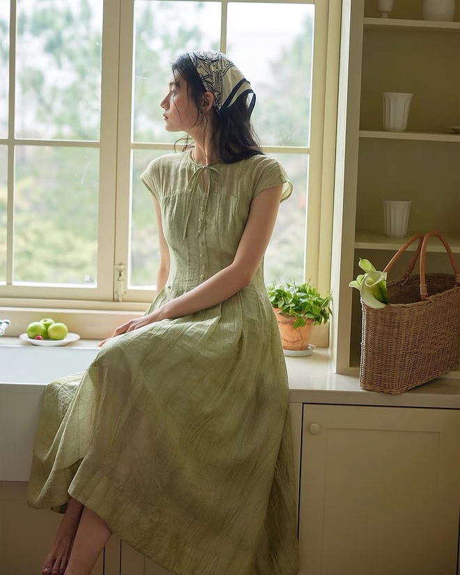 Váy tơ bồng bềnh, nhẹ mát là 'chân ái' của mọi cô gái- Ảnh 10. Váy tơ bồng bềnh, nhẹ mát là 'chân ái' của mọi cô gái- Ảnh 10.