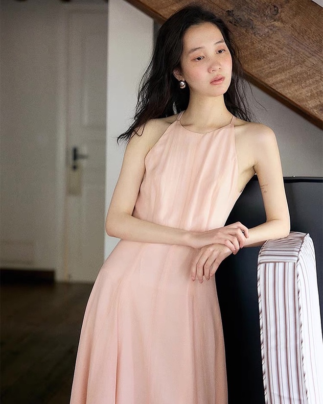 Váy tơ bồng bềnh, nhẹ mát là 'chân ái' của mọi cô gái- Ảnh 11. Váy tơ bồng bềnh, nhẹ mát là 'chân ái' của mọi cô gái- Ảnh 11.