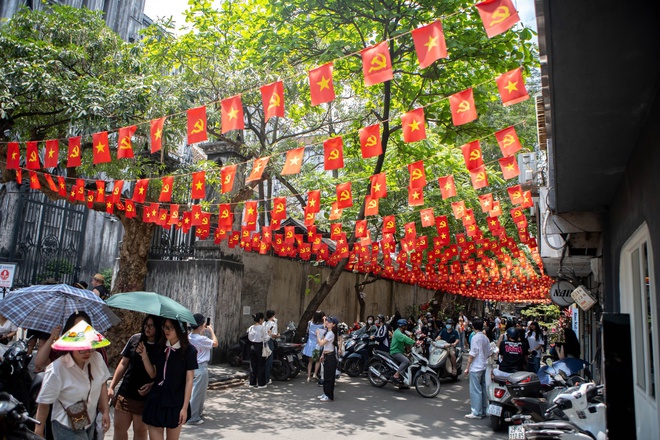 Kh&aacute;ch T&acirc;y ấn tượng với kh&ocirc;ng kh&iacute; lễ 30.4, rợp trời cờ đỏ sao v&agrave;ng- Ảnh 2.