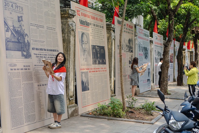 Kh&aacute;ch T&acirc;y ấn tượng với kh&ocirc;ng kh&iacute; lễ 30.4, rợp trời cờ đỏ sao v&agrave;ng- Ảnh 3.