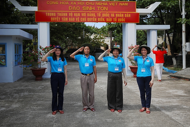 60 kiều bào đến với Trường Sa, Nhà giàn DK1 trên 'Chuyến tàu Đại đoàn kết'- Ảnh 14.