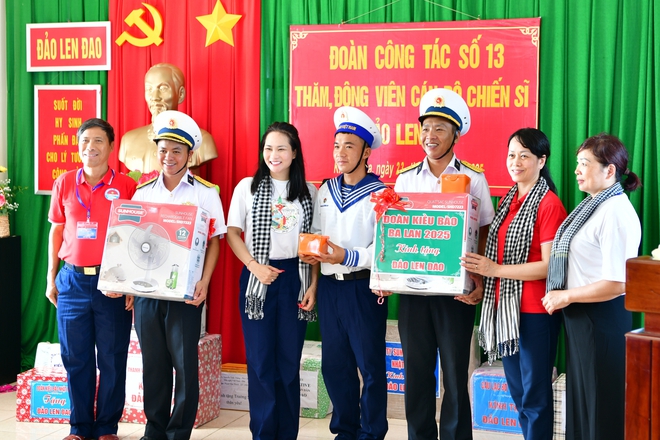 60 kiều bào đến với Trường Sa, Nhà giàn DK1 trên 'Chuyến tàu Đại đoàn kết'- Ảnh 32.