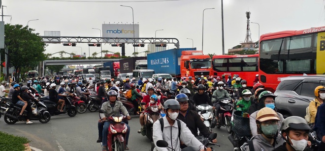 Cửa ngõ phía tây TP.HCM chật kín người, bãi xe quá tải - Ảnh 3.