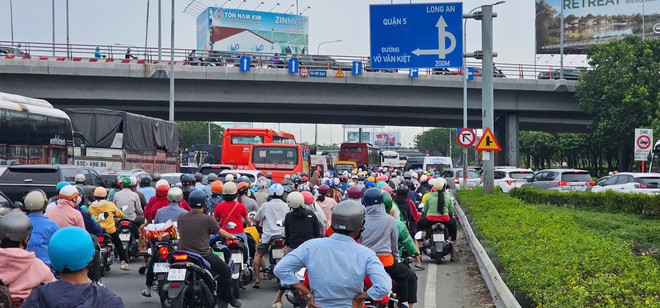 Cửa ngõ phía tây TP.HCM chật kín người, bãi xe quá tải - Ảnh 4.