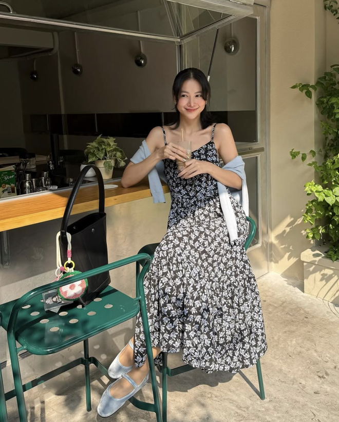 Nữ tính và trẻ trung với váy họa tiết hoa mùa nắng- Ảnh 1.