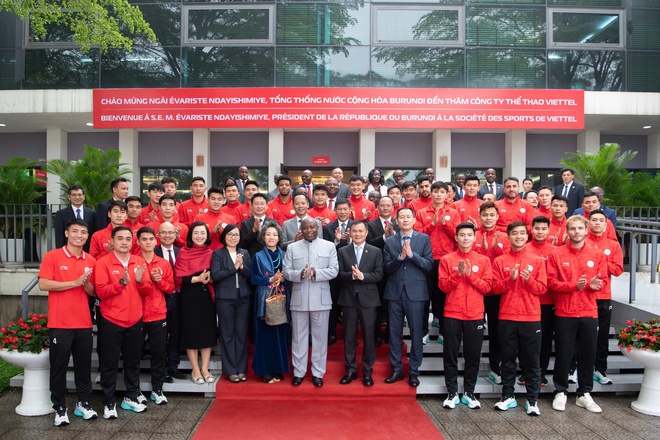 Tổng thống Burundi thăm Thể Công Viettel: Đội trưởng Bùi Tiến Dũng vinh dự làm điều đặc biệt- Ảnh 4. Tổng thống Burundi thăm Thể Công Viettel: Đội trưởng Bùi Tiến Dũng vinh dự làm điều đặc biệt- Ảnh 4.