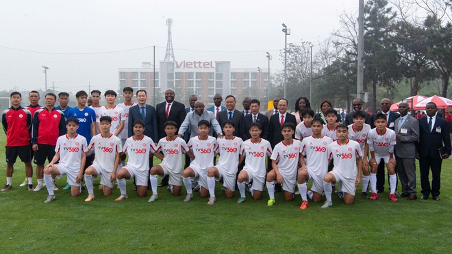 Tổng thống Burundi thăm Thể Công Viettel: Đội trưởng Bùi Tiến Dũng vinh dự làm điều đặc biệt- Ảnh 5. Tổng thống Burundi thăm Thể Công Viettel: Đội trưởng Bùi Tiến Dũng vinh dự làm điều đặc biệt- Ảnh 5.