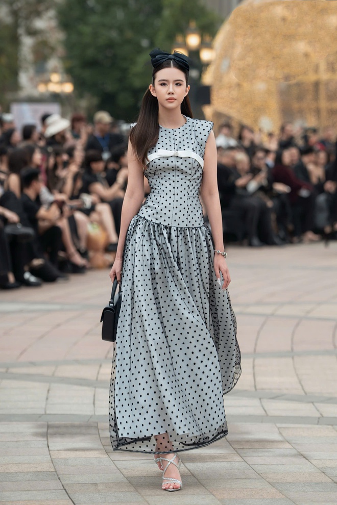 Thời trang ánh kim, xuyên thấu hứa hẹn bùng nổ tháng 4- Ảnh 8.