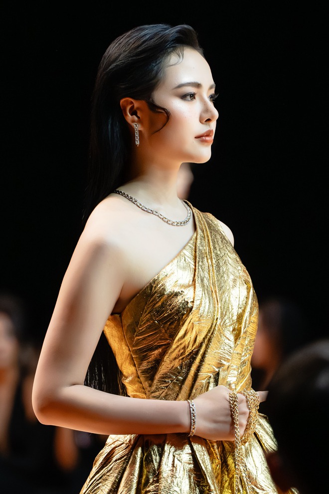 Thời trang ánh kim, xuyên thấu hứa hẹn bùng nổ tháng 4- Ảnh 1.