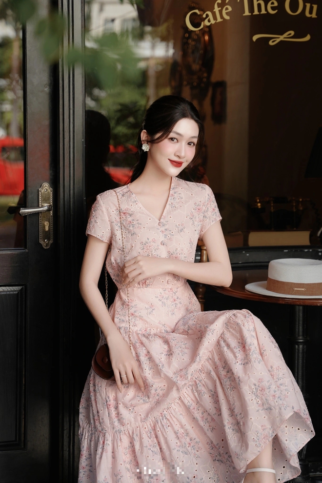 Váy họa tiết hoa nữ tính, nhẹ nhàng mà đẹp hút mắt- Ảnh 5. Váy họa tiết hoa nữ tính, nhẹ nhàng mà đẹp hút mắt- Ảnh 5.