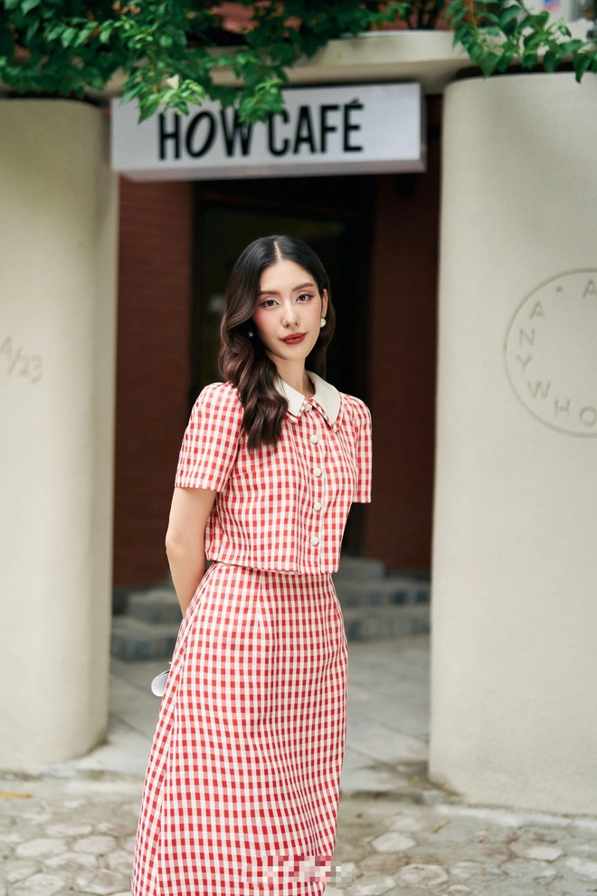 Váy họa tiết hoa nữ tính, nhẹ nhàng mà đẹp hút mắt- Ảnh 6. Váy họa tiết hoa nữ tính, nhẹ nhàng mà đẹp hút mắt- Ảnh 6.