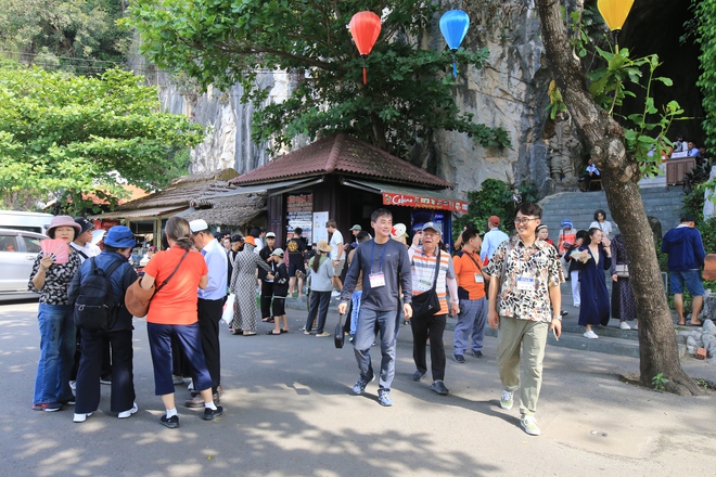 Đà Nẵng dịp lễ 30.4 - 1.5: Du khách ùn ùn đổ về các điểm du lịch- Ảnh 12. Đà Nẵng dịp lễ 30.4 - 1.5: Du khách ùn ùn đổ về các điểm du lịch- Ảnh 12.