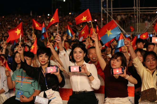 Quảng Ninh đãi khách bằng carnaval Hạ Long rực rỡ sắc màu- Ảnh 6. Quảng Ninh đãi khách bằng carnaval Hạ Long rực rỡ sắc màu- Ảnh 6.