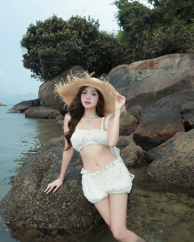 Sức hút của mũ cói trong ‘bản hòa tấu’ thời trang hè- Ảnh 2. Sức hút của mũ cói trong ‘bản hòa tấu’ thời trang hè- Ảnh 2.
