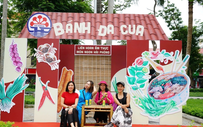 Du khách khám phá foodtour Hải Phòng tại Liên hoan ẩm thực món ngon 2025 - Ảnh 4. Du khách khám phá foodtour Hải Phòng tại Liên hoan ẩm thực món ngon 2025 - Ảnh 4.